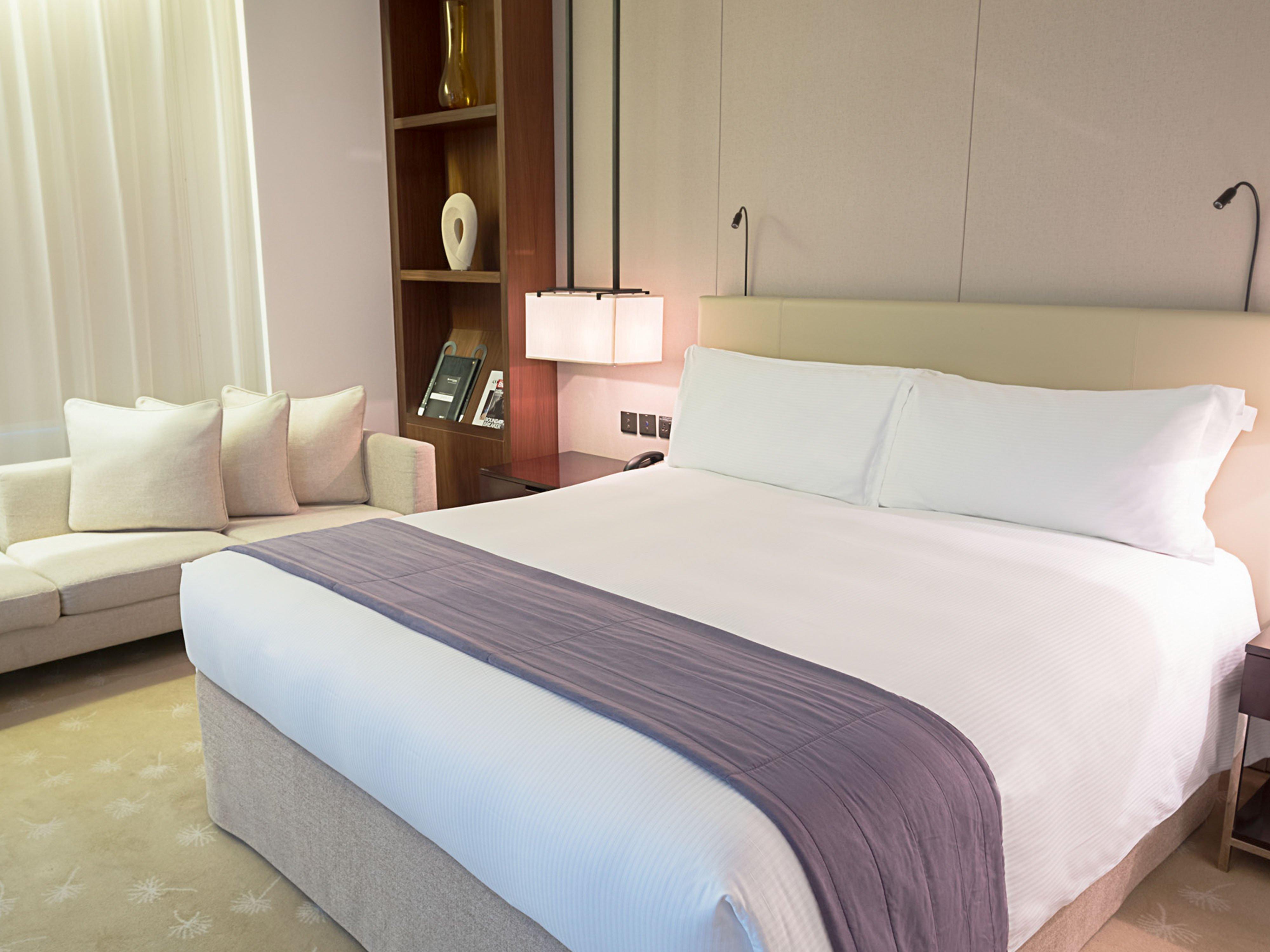 Intercontinental Dubai Festival City By Ihg Екстериор снимка A bed with a bed runner