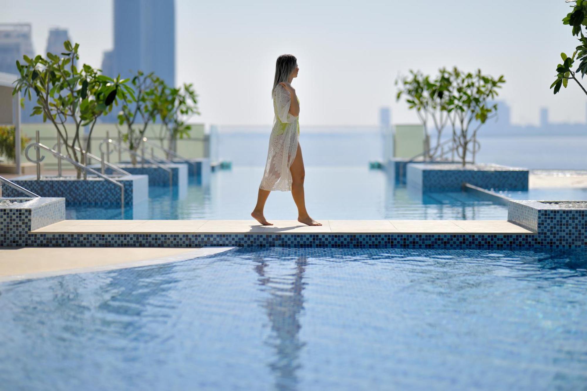 Intercontinental Dubai Festival City By Ihg Екстериор снимка The swimming pool at the Address Downtown