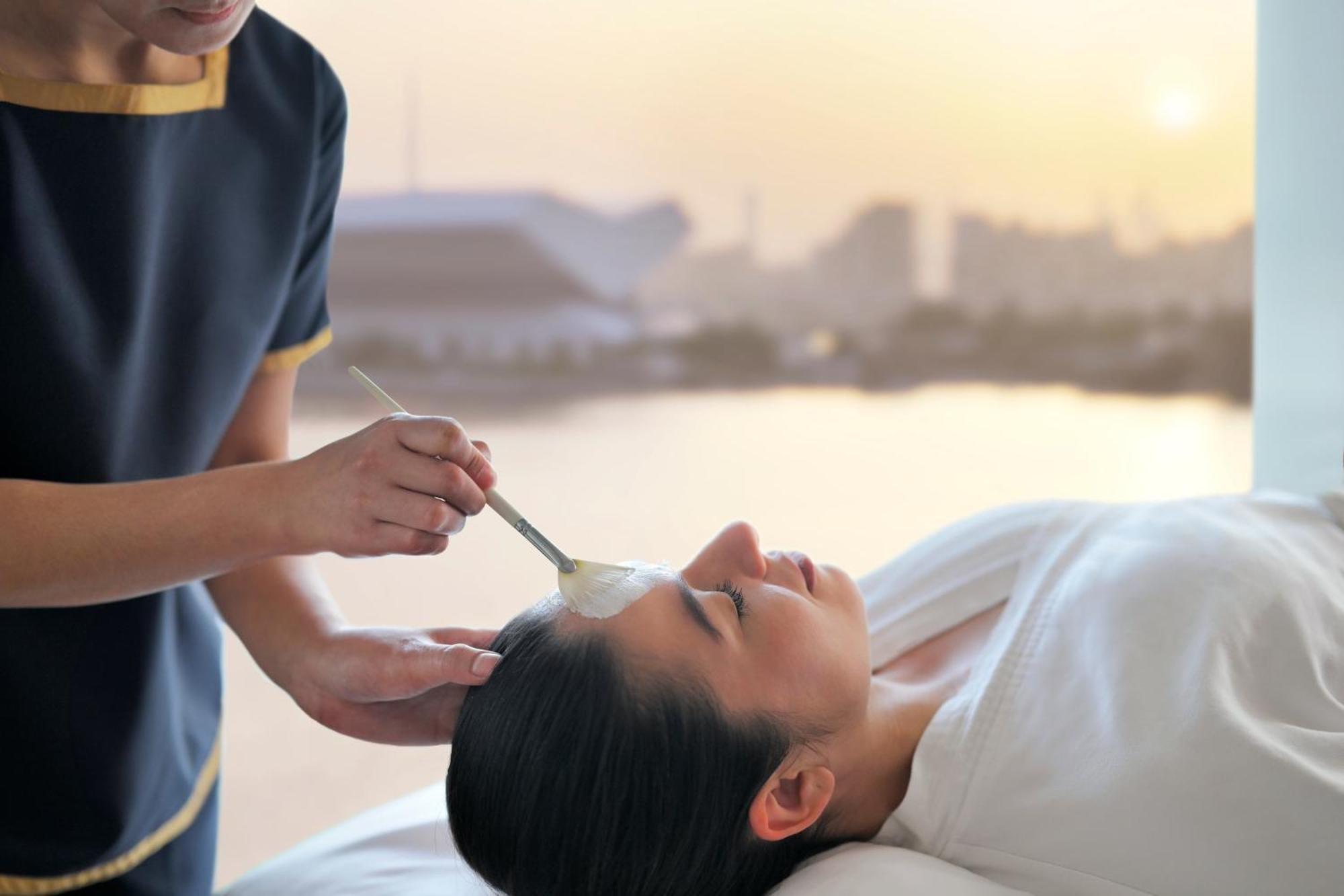 Intercontinental Dubai Festival City By Ihg Екстериор снимка A woman receiving a facial treatment