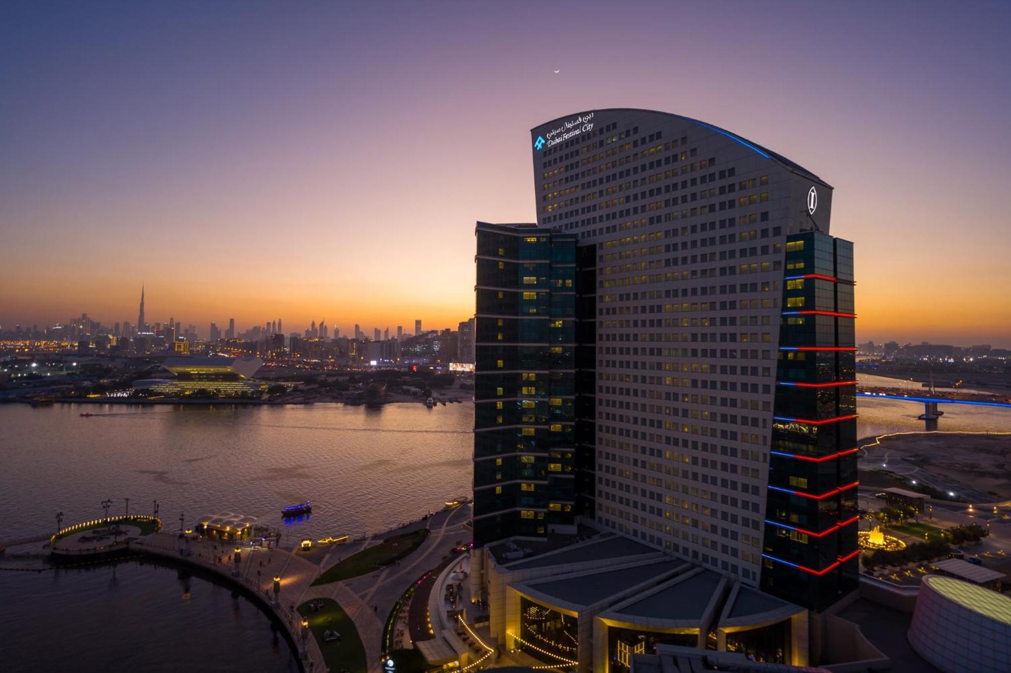 Intercontinental Dubai Festival City By Ihg Екстериор снимка The hotel at sunset