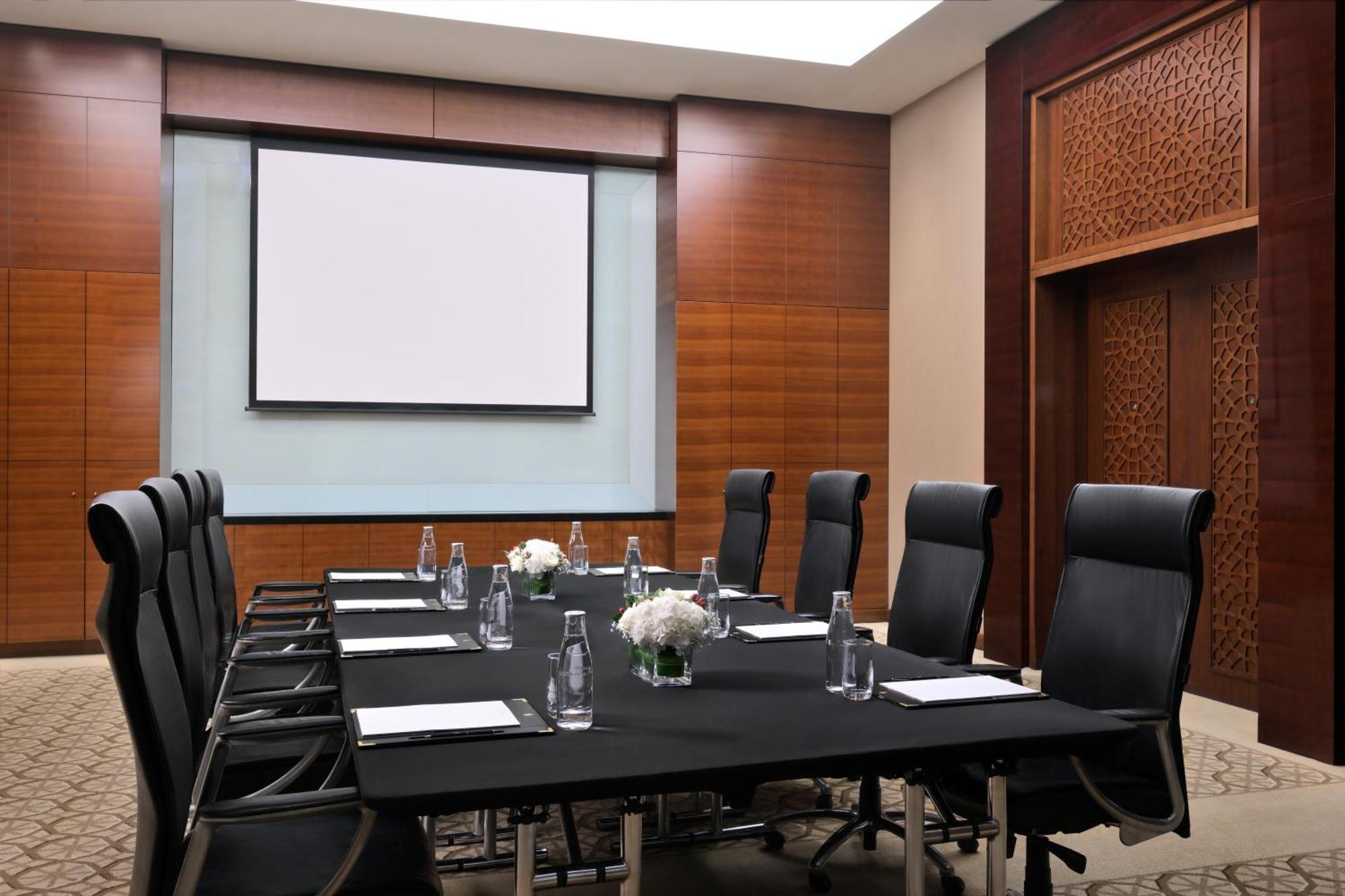 Intercontinental Dubai Festival City By Ihg Екстериор снимка A meeting room at the Four Seasons Hotel in Dubai