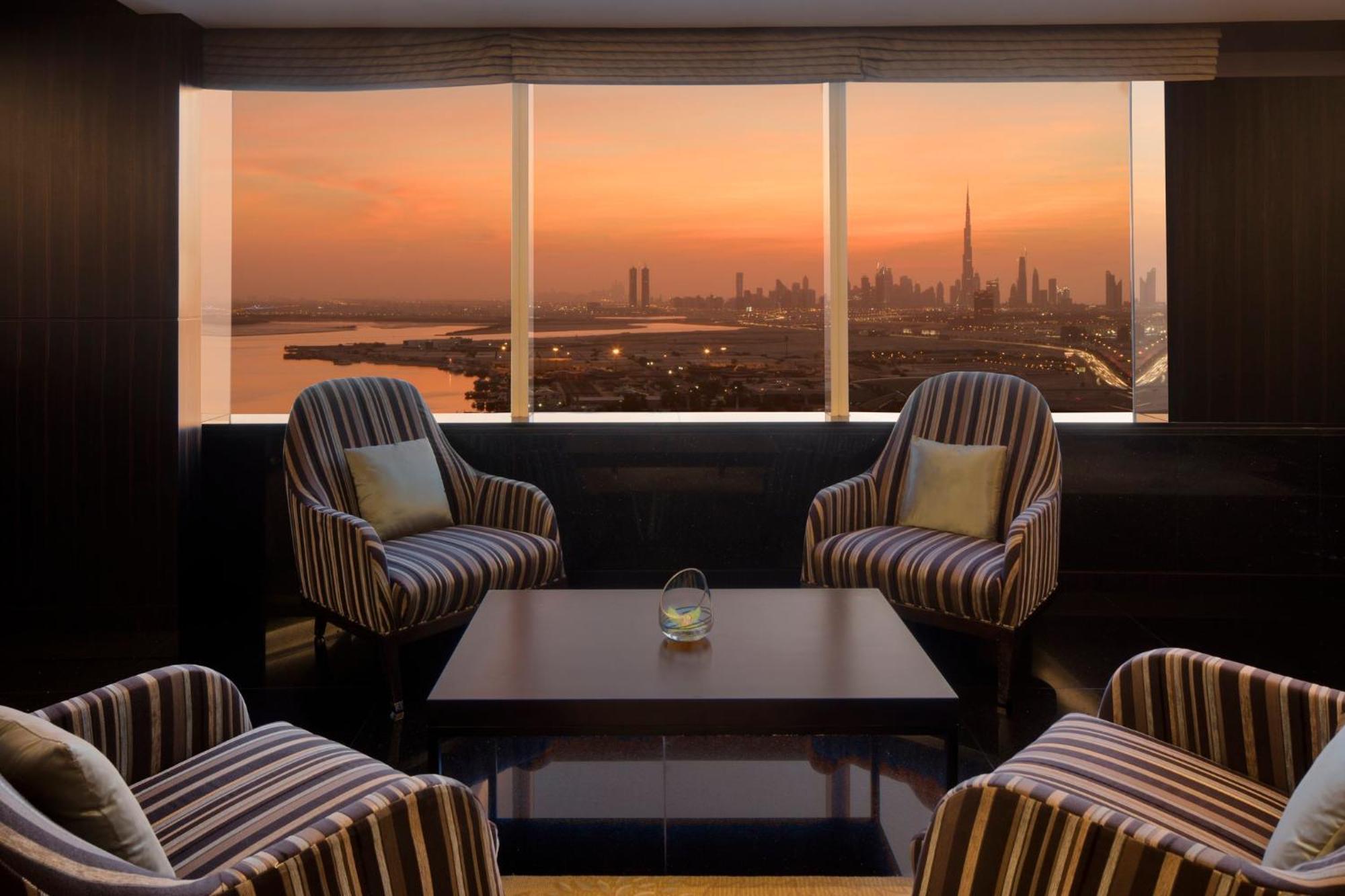 Intercontinental Dubai Festival City By Ihg Екстериор снимка The Club Lounge at Jumeirah Emirates Towers Hotel